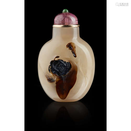 CARVED CAMEO AGATE SNUFF BOTTLE QING DYNASTY, 18TH/19TH CENTURY 7.5cm high