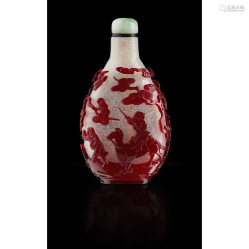 RED-OVERLAY SNOWFLAKE GLASS SNUFF BOTTLE QING DYNASTY, 18TH/19TH CENTURY 8.8cm high