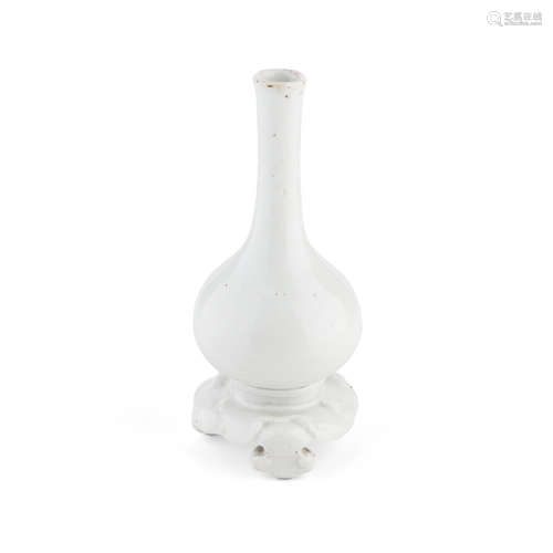 BLANC-DE-CHINE BOTTLE VASE QING DYNASTY, 18TH CENTURY 19cm high