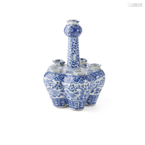 BLUE AND WHITE TULIP VASE QING DYNASTY, 18TH/19TH CENTURY 26cm high