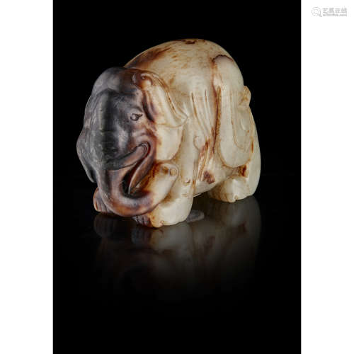 SMALL GREEN AND BROWN JADE CARVING OF AN ELEPHANT MING DYNASTY OR LATER 5.5cm high
