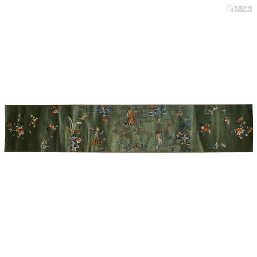 EMBROIDERED SCROLL OF SILK GREEN QING DYNASTY, 19TH CENTURY 180x32.5cm (sight)
