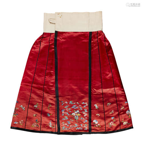 RED SILK SKIRT QING DYNASTY, 19TH CENTURY 94cm long