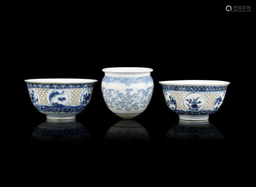 A pair of blue and white reticulated bowls,Wanli