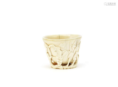 An ivory libation cup,18th/19th century