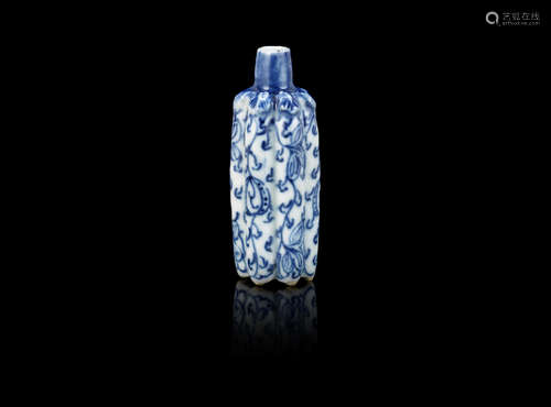 A blue and white 'bitter melon' shaped snuff bottle,18th/19th century