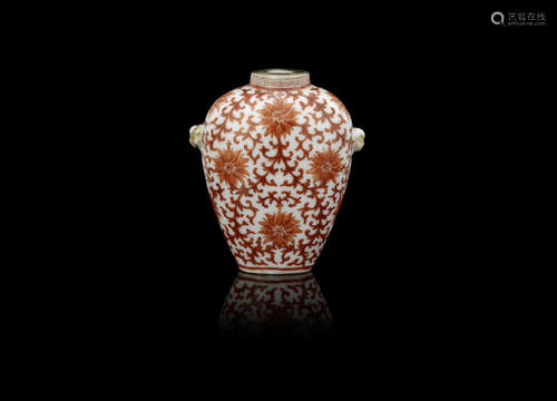 An iron-red enamelled 'lotus' snuff bottle,19th century