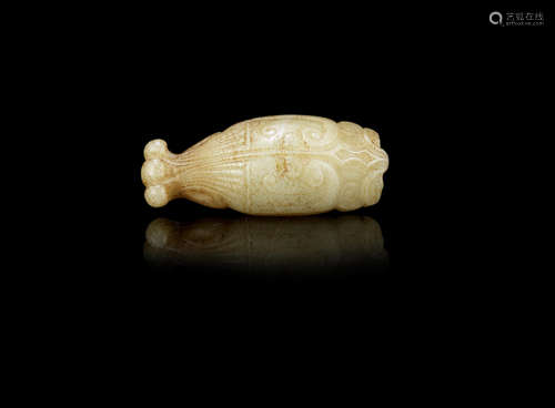 A white and russet jade archaistic 'fish' pendant,Ming Dynasty