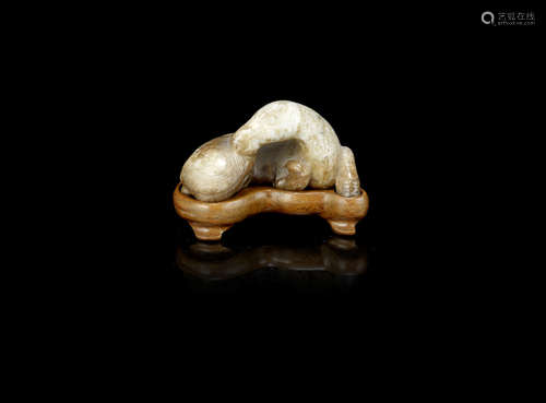 A mottled cream jade carving of a recumbent horse,17th century