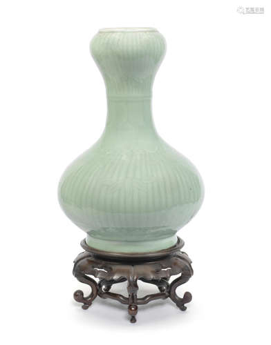 A celadon-glazed garlic-head bottle vase,18th/19th century