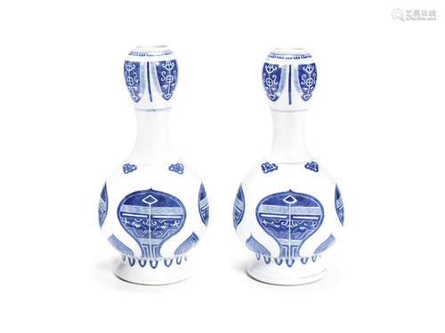 A pair of blue and white garlic-head bottle vases,Kangxi