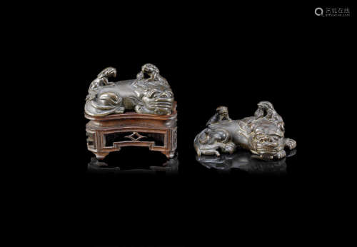 A pair of bronze Buddhist lions and cubs scroll weights,17th century