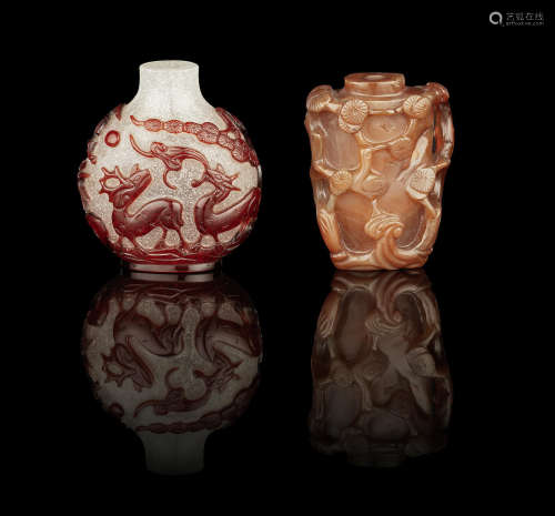 A red overlay glass snuff bottle and an agate snuff bottle,19th century
