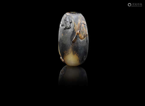 An agate 'jujube and beetle' snuff bottle,Late Qing Dynasty