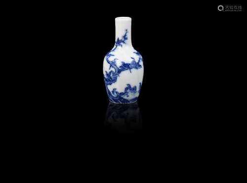 A blue and white 'hundred birds' snuff bottle,19th century