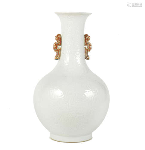 A carved 'peony' bottle vase,Shende Tang four-character mark, 19th century