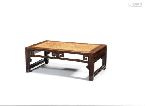 十九世纪 黄花梨及瘿木拐子龙纹炕桌