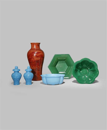 EIGHT CHINESE BEIJING GLASS ITEMS QING DYNASTY