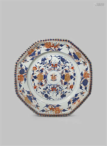 A LARGE CHINESE IMARI OCTAGONAL DISH EARLY 18TH CENTURY