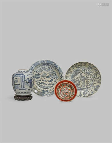 TWO LARGE CHINESE 'SWATOW' DISHES, A BOWL AND A BLUE AND WHITE VASE 17TH CENTURY