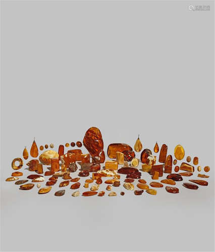 A COLLECTION OF 95 AMBER PIECES, PENDANTS AND BEADS