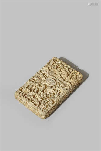 A CHINESE CANTON CARVED IVORY CARD CASEMID 19TH CENTURY