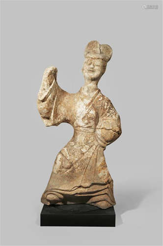 A LARGE CHINESE POTTERY FIGURE OF AN ENTERTAINER HAN DYNASTY 206BC - 220AD