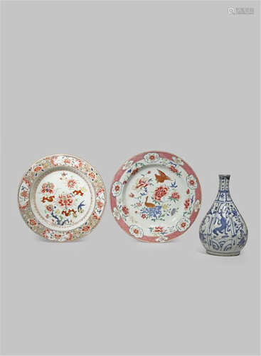 TWO CHINESE FAMILLE ROSE DISHES AND A 'KRAAK' BOTTLE VASE 17TH AND 18TH CENTURY