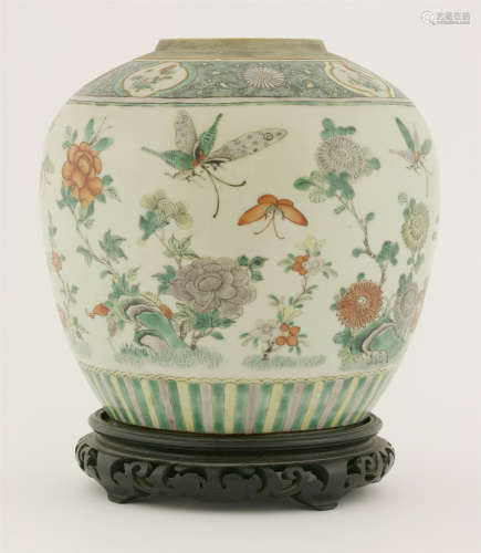 二十世纪初 五彩花蝶纹罐