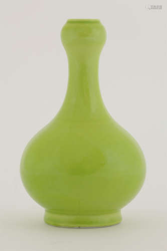 A garlic mouth vase