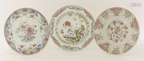 清十八世纪 粉彩花卉纹盘 一组三件