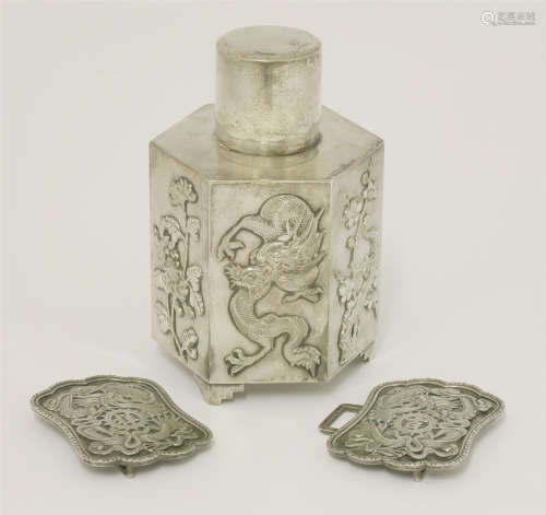 清约1900年 香港宏兴银锤鍱龙梅菊纹茶叶罐 《WH90》《卓》模款 及 银龙纹吉祥带扣 《庆》模款