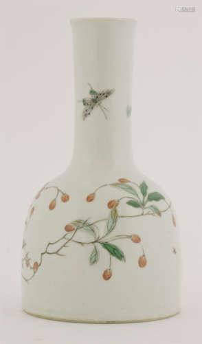 清十八世纪或更晚 五彩花蝶果纹摇铃瓶