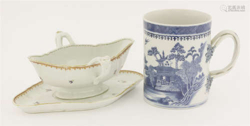 清约1800年 外销青花山水图杯 及 约1780年 花卉纹酱料船 一组三件