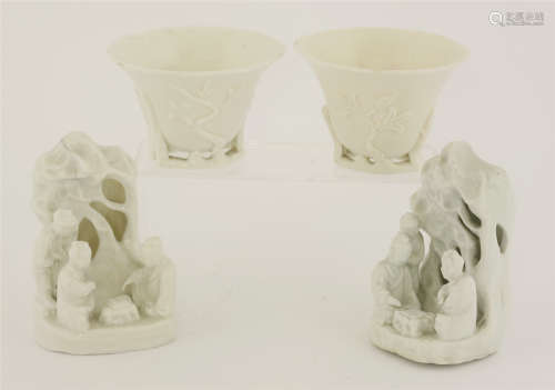 清十八世纪 白釉花卉纹犀角式杯 一对 及 白釉松下对弈图山子 一对