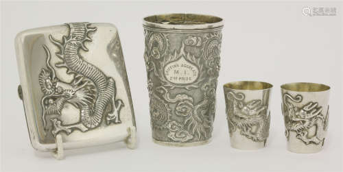 清约1900年 银制龙纹香烟盒 酒杯 及 小杯 一组四件