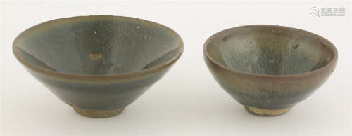 宋十二世纪 建窑茶盏 一组两件                                                                                                                                            A conical tea bowla similarly decorated small tea bowl