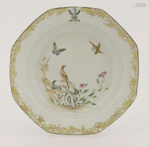 清十八世纪中期 粉彩描金徽章纹花鸟图八方汤盘