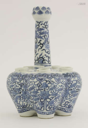 A blue and white quintal bulb vase