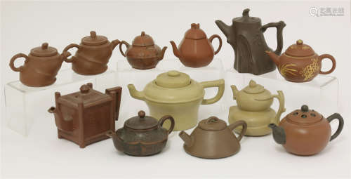 清十八世纪(可能)或更晚 宜兴茶壶 一组十二件