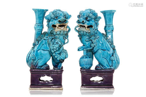 清康熙   绿松釉佛狮香托一对                                                                                                                                         A PAIR OF CHINESE TURQUOISE GLAZED BUDDHIST LION DOG JOSS STICK HOLDERS.