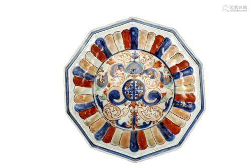 清18世纪   徽章盘                                                                                                                                                                                 AN CHINESE ARMORIAL DISH.