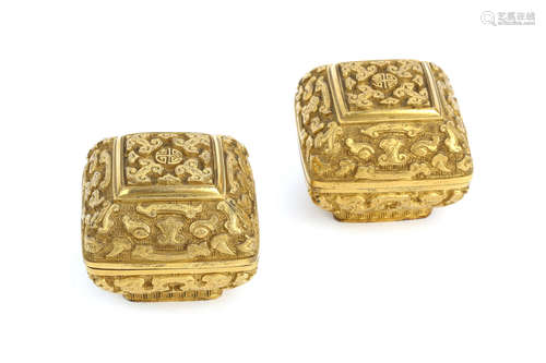 清 19世纪   饕餮纹鎏金铜盒一对                                                                                                                                     A PAIR OF CHINESE GILT BRONZE BOXES AND COVERS.