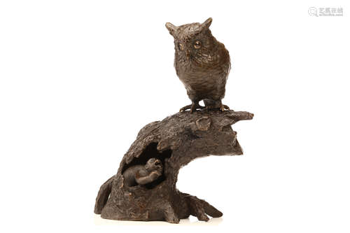 铜制置物 枭と猿、明治时代                                                                                                                                          A JAPANESE BRONZE OWL AND MONKEY OKIMONO.