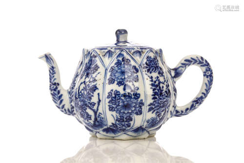 清康熙   青花莲纹莲花式盖壶                                                                                                                                                A CHINESE BLUE AND WHITE LOTUS TEAPOT AND COVER.