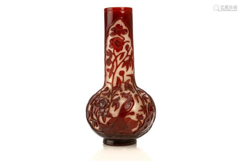 清18世纪   涅白地套红料瓶                                                                                                                                       A CHINESE SINGLE RED-OVERLAY PEKING GLASS VASE.