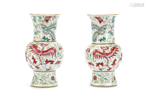 清   粉彩凤纹觚                                                                                                                                                  A PAIR OF CHINESE FAMILLE ROSE PHOENIX VASES, GU.