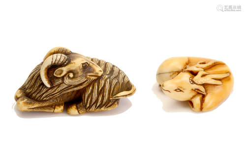 根付２点、１９世纪                                                                                                                                              TWO JAPANESE IVORY NETSUKE.