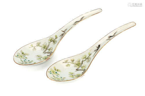 清道光   粉彩调羹一对                                                                                                                                      A PAIR OF CHINESE FAMILLE ROSE SPOONS.