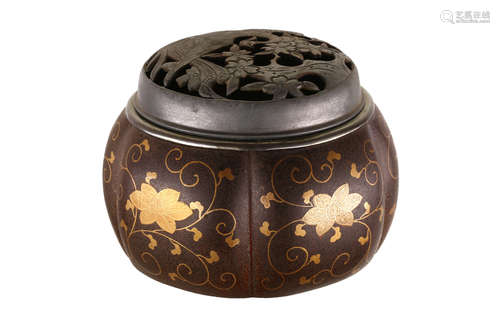 唐草莳絵阿古陀型香炉、江戸时代                                                                                                                                        A JAPANESE LACQUER KORO WITH A LID.